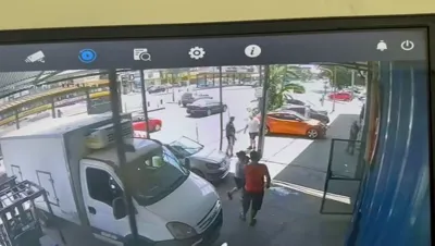 Un_hombre_discutió_con_su_padre_en_San_Justo,_subió_con_su_auto_a_la_vereda,_lo_atropelló_y_fue_detenido__el_video_-_Infobae