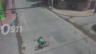 Una_ciclista_fue_embestida_por_un_auto_y_terminó_colgada_en_el_capot_tras_el_impacto_-_LA_NACION