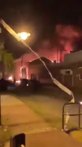 Explotó_una_fábrica_en_San_Fernando_y_provocó_un_importante_incendio__diez_dotaciones_de_bomberos_trabajan_en_el_lugar_-_Infobae