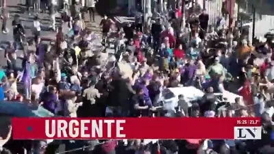 Así_agredieron_a_Javier_Milei_cuando_la_caravana_pasó_por_Lomas_de_Zamora_-_LA_NACION
