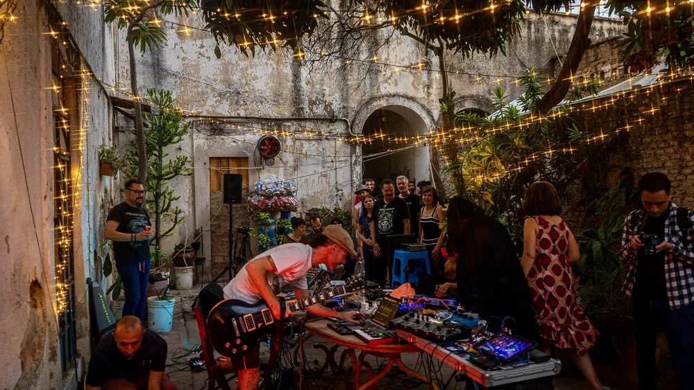 b1a2a684-8910-7ddf-a852-ad76507c1282