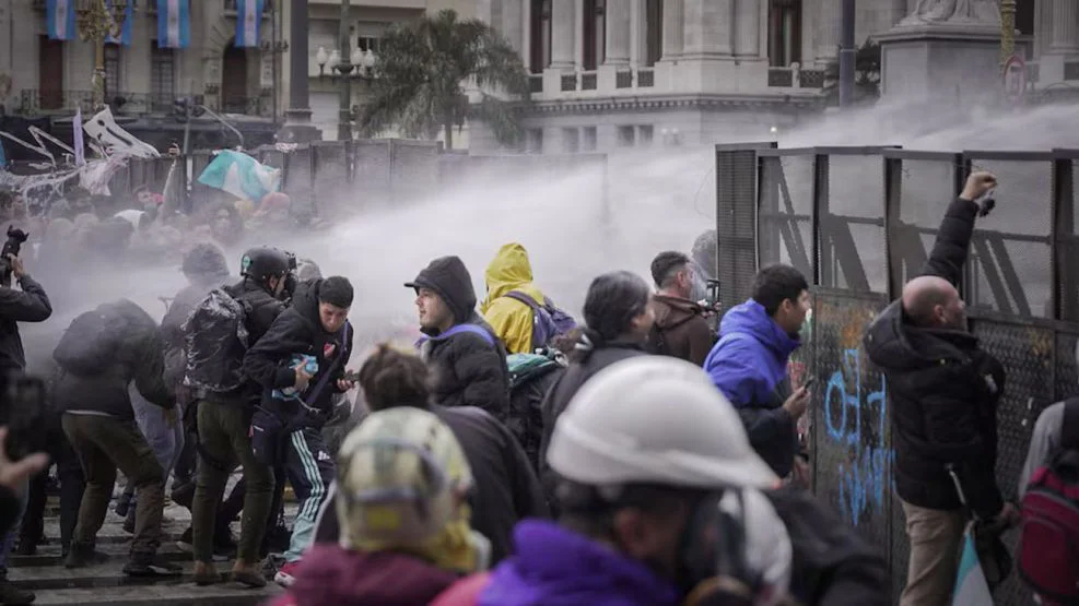 gases-lacrimogenos-hidrantes-y-tres-detenidos-durante-la-protesta-por-la-ley-de-tierras-2299428