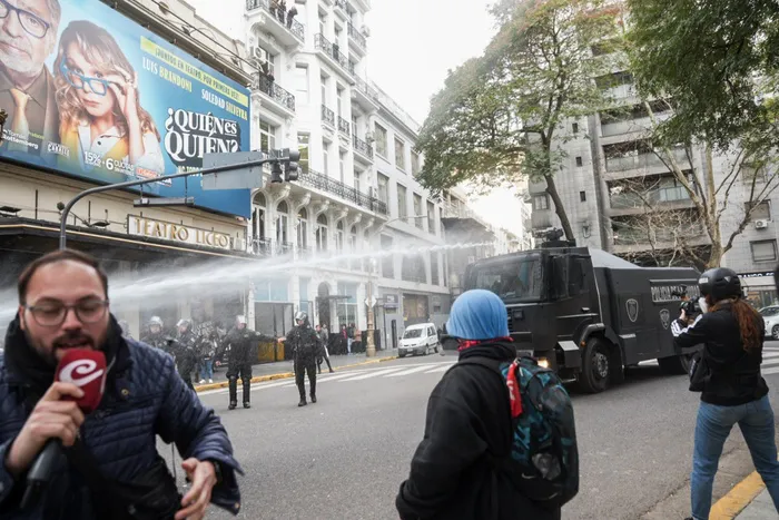 961126-reprimen-20prensa-20en-20marcha-20jubilados-2006-08-25