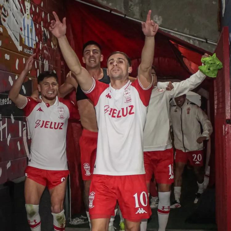 Jugadores de Huracán festejando