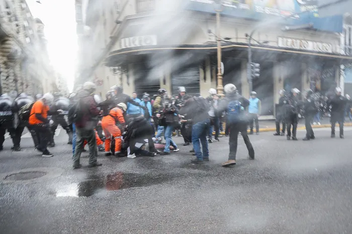 961037-represion-jpg-20-282-29