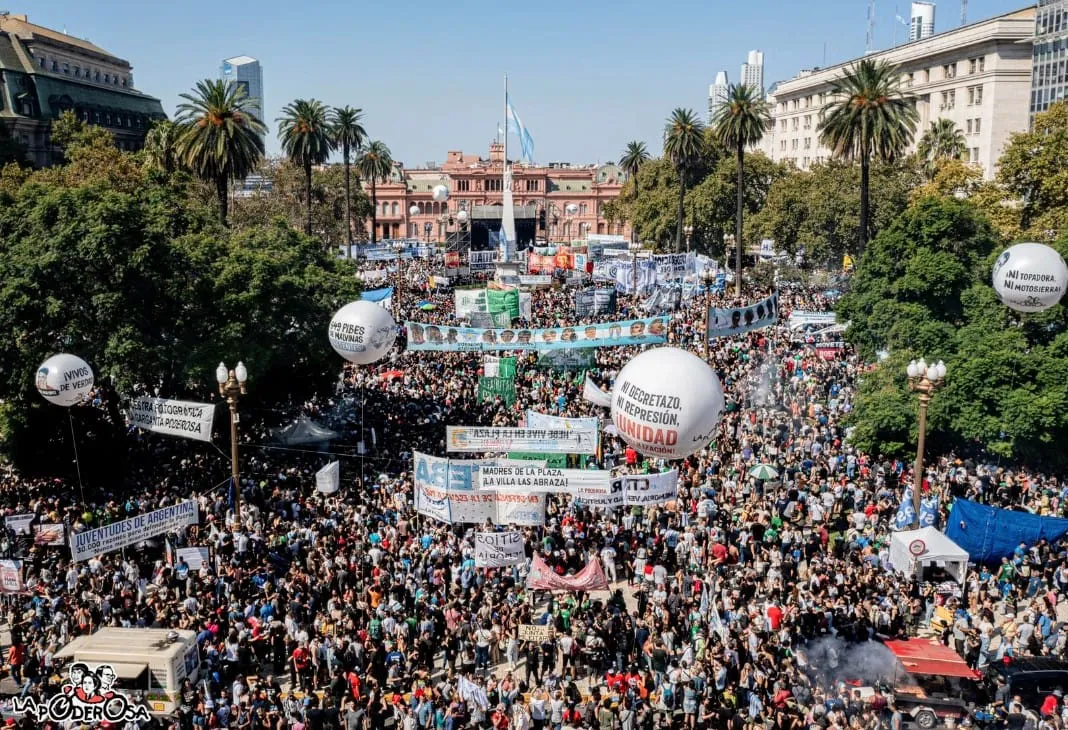 Plaza de mayo marcha multitudiraria