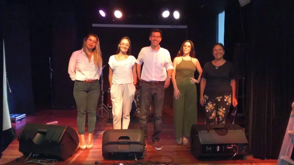 Foto equipo en teatro